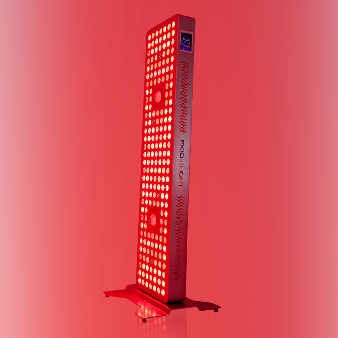 Bio Spectrum 11, lámpara de luz roja terapeútica de Ekio Light sobre fondo con degradado rojizo y donde se ven todos los leds encendidos