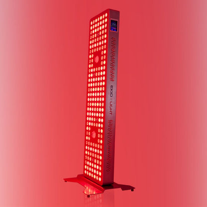 Bio Spectrum 11, lámpara de luz roja terapeútica de Ekio Light sobre fondo con degradado rojizo y donde se ven todos los leds encendidos