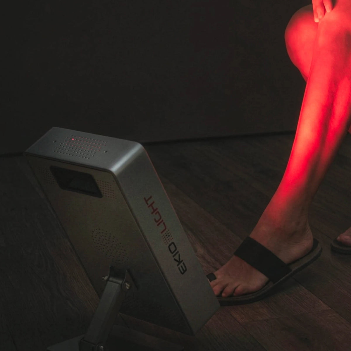 Detallede la lámpara de luz Roja Bio Regen 7 de ekio light vista por detrás en acción