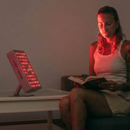 Terapia de luz Roja con la lámpara Bio Regen 7 de ekio light mientras chica lee un libro tranquilamente 