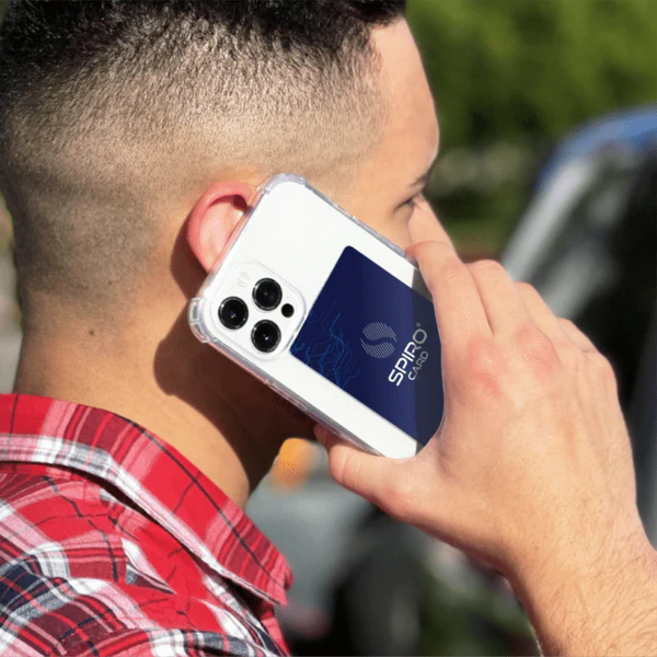 Spiro Card, protección EMF pegada al móvil mientras hombre habla por teléfono