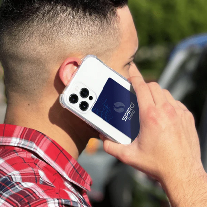 Spiro Card, protección EMF pegada al móvil mientras hombre habla por teléfono