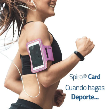 Spiro Card, protección EMF para mujer haciendo deporte con el móvil en el brazo