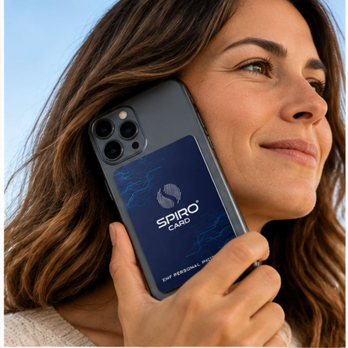 Spiro Card protegiendo del EMF mientras una chica habla por teléfono