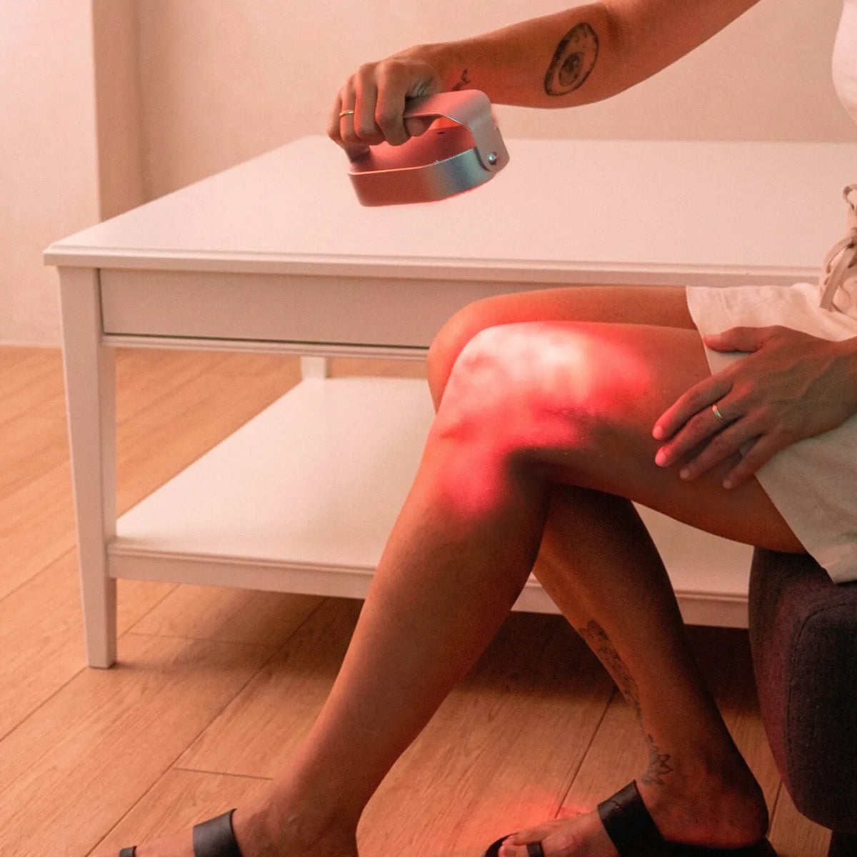 Lámpara de luz roja core en uso por una chica que la está utilizando en su rodilla. 