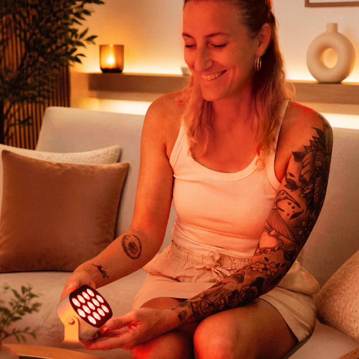 Lámpara de luz roja Core de Ekio Light en uso por chica sonriendo