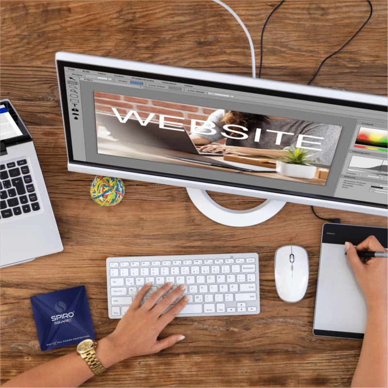 Detalle de Spiro Square X junto a ordenador