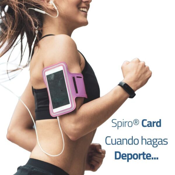 Detalle de persona utilizando la spiro Card mientras corre