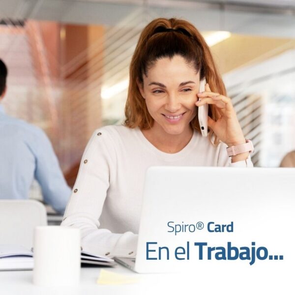Detalle de Chica usando Spiro Card al utilizar el móvil en el trabajo